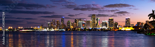 Cuadros en Lienzo Miami city skyline panorama with urban skyscrapers over sea with reflection