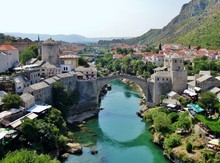 Fotografía Del Reconstruido Histórico Puente Viejo De Móstar En Bosnia Herzegovina, Símbolo De Lo Que Fué La Guerra De Los Balcanes