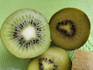 kiwi fruit on a white background - aufgeschnittene Kiwi grün, Vitaminbombe 