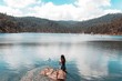 © Haguen - Chica lago soledad