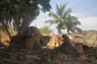tradycyjne afrykańskie domy z gliny słomy w starej  wiosce
