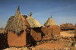 tradycyjne afrykańskie domy z gliny słomy w starej  wiosce