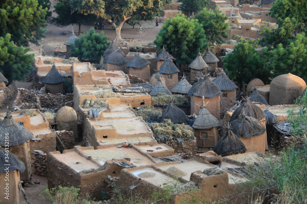 tradycyjne afrykańskie domy z gliny słomy w starej  wiosce - obrazy, fototapety, plakaty 