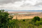 Fototapeta Sawanna - タンザニア・ンゴロンゴロの山道から眺めるクレーターと曇り空