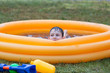 Chłopiec relaksujący się w dmuchanym basenie z wodą