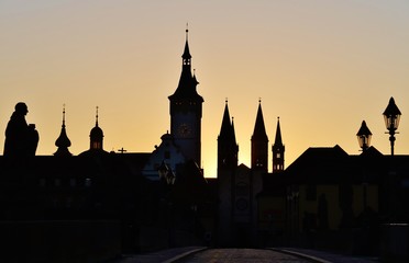 Wall Mural - Würzburg, Sonnenaufgang an der Alten Mainbrücke