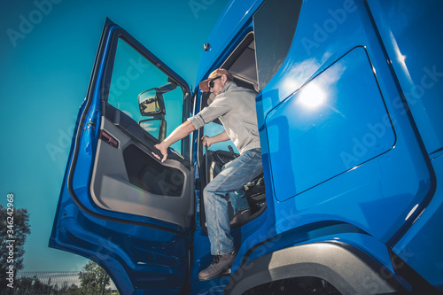 Fotomural Semi Truck Driver Getting Out Of Cab.