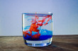 vaso de agua con tintas de colores