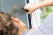 Fensterbeschriftung / Ausmessen und markieren von Fenstern für Fensterbeschriftung / Milchglasfolie / Folierung