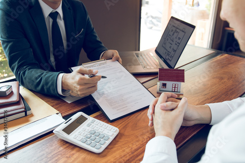 Cuadros en Lienzo Agents are using pens pointing to contracts and are being explained to customers at the office