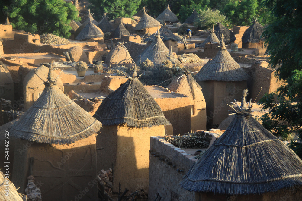 tradycyjne afrykańskie domy z gliny słomy w starej  wiosce - obrazy, fototapety, plakaty 