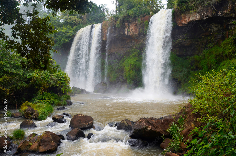 Wodospad Iguazu, najpiękniejsze wodospady świata, cud natury na granicy państw: Brazylia, Argentyna, Paragwaj - obrazy, fototapety, plakaty 
