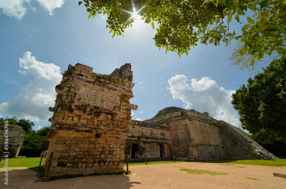 Ruiny budowli Majów w Chichen Itza w Meksyku na Jukatanie. - obrazy, fototapety, plakaty 