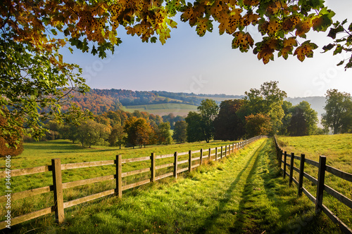 Fotografía autumn footpath in the english countryside