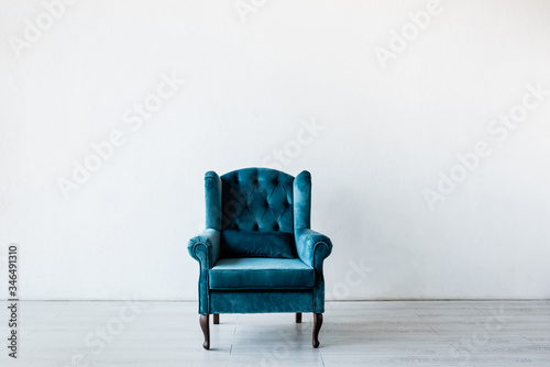 Fotografía comfortable armchair near white wall in living room