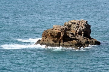 Peñón en Sagres. Roca que emerge del fondo en la costa de Sagres, Algarve, Portugal.