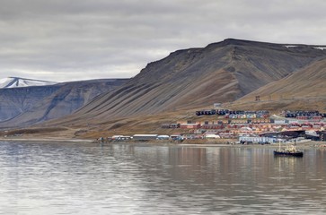 Wall Mural - Pyramiden, ancienne ville soviétique au Svalbard (Spitzberg) en Norvège