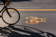 Cycle lane with orange painted bike on asphalt. Bicycle lane with cyclist. Ecological green urban transport.
Fahrrad Zeichen auf Straße. Fahrradspur mit Radfahrer. Ökologischer urbaner Verkehr.