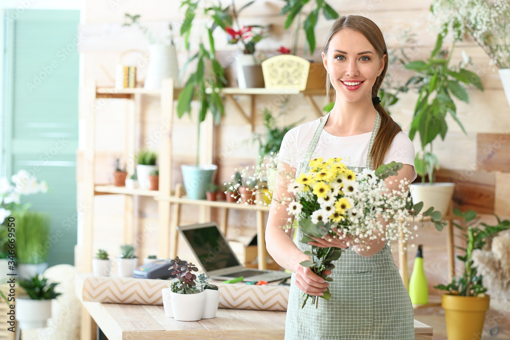 Portrait of female florist in shop - obrazy, fototapety, plakaty 