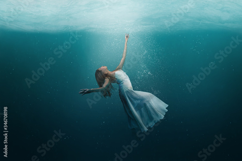 Fotografía Dancer underwater in a state of peaceful levitation