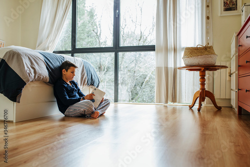 Fotografía niño en casa leyendo libro literatura aprender covid-19