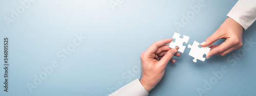 Cuadros en Lienzo People holds in hand a jigsaw puzzle
