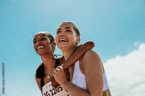 Cuadros en Lienzo Runners looking happy after winning the competition