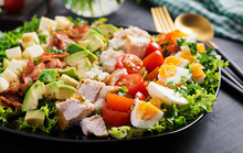 Healthy Cobb Salad With Chicken, Avocado, Bacon, Tomato, Cheese And Eggs. American Food.