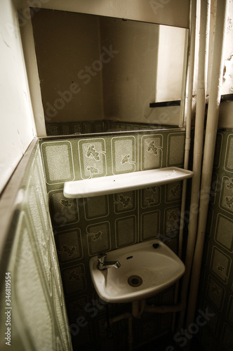 Cuadros en Lienzo Baño con azulejos verdes, espejo, repisa y lavabo