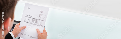 Fotografía Businessman holding invoice paper