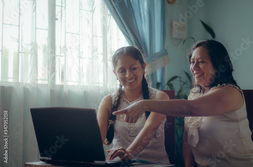 Fotomural Madre e hija conviviendo juntas