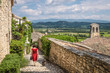 Junge Frau mit rotem Kleid im Dorf Joucas in der Provence