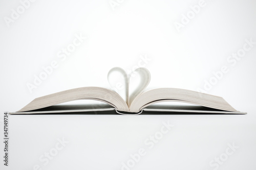 Fotografía Libro abierto con páginas formando un corazón sobre fondo blando