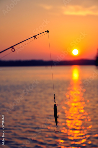 Fotografía Fishing Rod Over Sea Against Sky During Sunset
