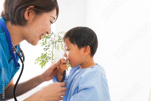 子どもを診察する若い看護師 Comprar Esta Foto De Stock Y Explorar Imagenes Similares En Adobe Stock Adobe Stock 子どもを診察する若い看護師 Comprar Esta Foto De Stock Y Explorar Imagenes Similares En Adobe Stock Adobe Stock
