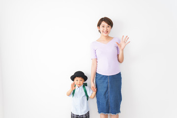 Poster - 通学をする子どもとお母さん