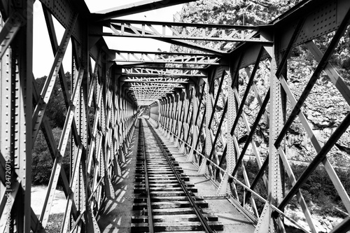 Pont ferroviaire à structure métallique typique de la fin XIXe siècle Tableau sur Toile
