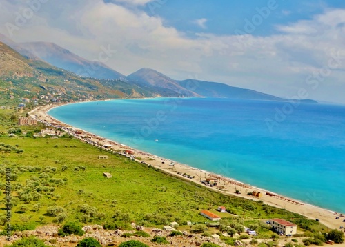 Fotografía Vista de la extensa Playa de Borsh, en Albania, contraste del agua color turques