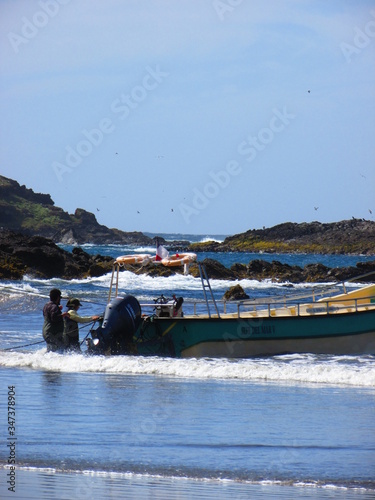 Fotografía Puñihuil, Chiloe, Chile. pequeños barcos. océano pacífico