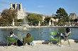 Farniente au jardin des Tuileries à Paris, France