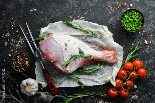 Fotografía Raw turkey thigh with spices