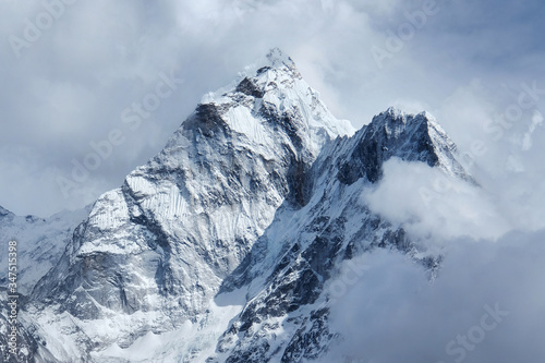 Fototapeta Mount Everest  dramatyczny-widok-na-ama-dablam-w-chmurach-w-drodze-do-everest-base-camp-nepal