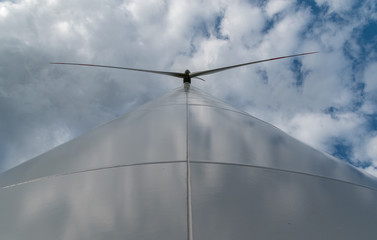 Blick auf eine Windmühle von unten mit einer besonderen Perspektive