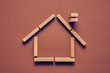 Biznesowa koncepcja dom z drewnianych klocków ułożony w konceptualnym wizerunku