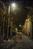 Fototapeta Uliczki - Dark and eerie urban city alley at night