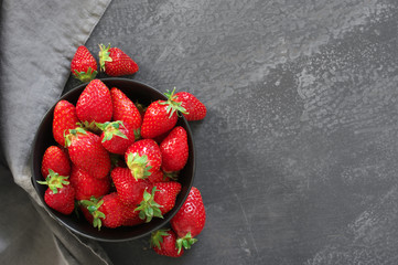 Wall Mural - Fresh strawberries in bowl on grey