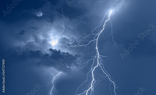 Cuadros en Lienzo Lightning strikes between stormy clouds.
