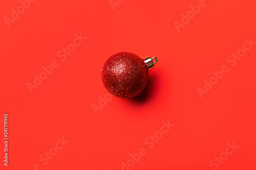 Fotografía Christmas tree bestial red toy on a red background shot from above