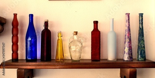 Fotomural Colección de botellas de vidrio de diferentes procedencias