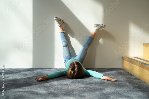 Adorable kid lying on the floor and raising legs Tableau sur Toile